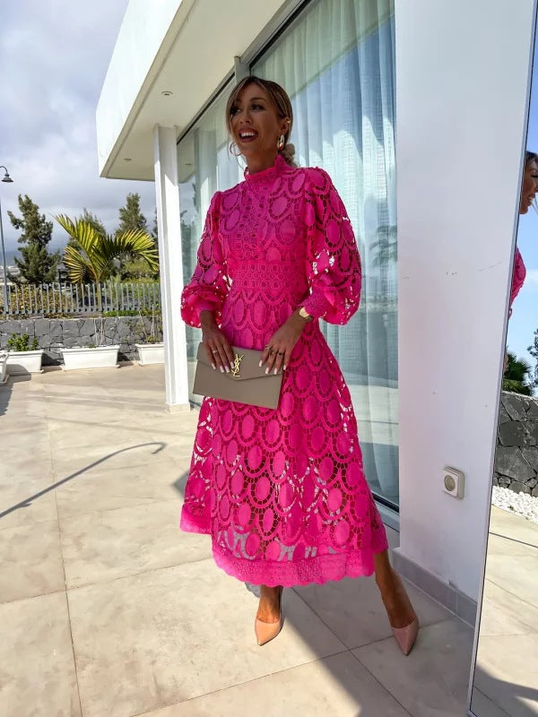 Robe de soirée blanche pour femme, manches longues, coupe élégante, parfaite pour un événement spécial.