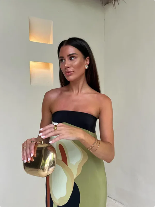 Robe de soirée lila intemporelle pour femme, élégante et raffinée, parfaite pour un événement de gala.