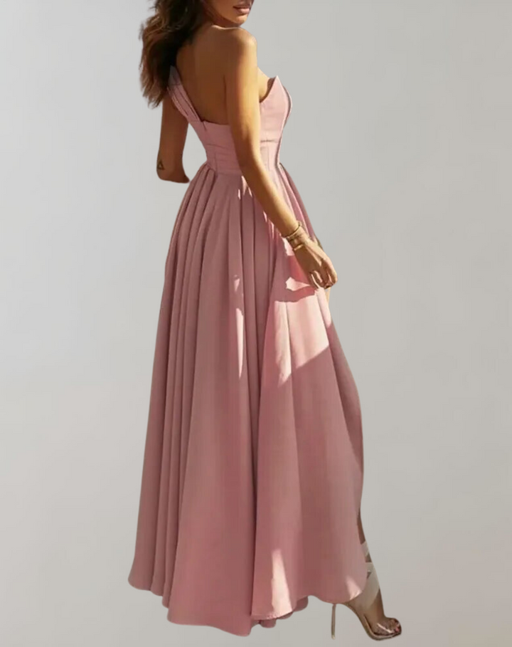 Robe de gala femme élégante, pour soirée ou cocktail. Design moderne et chic, parfaite pour toute occasion spéciale.