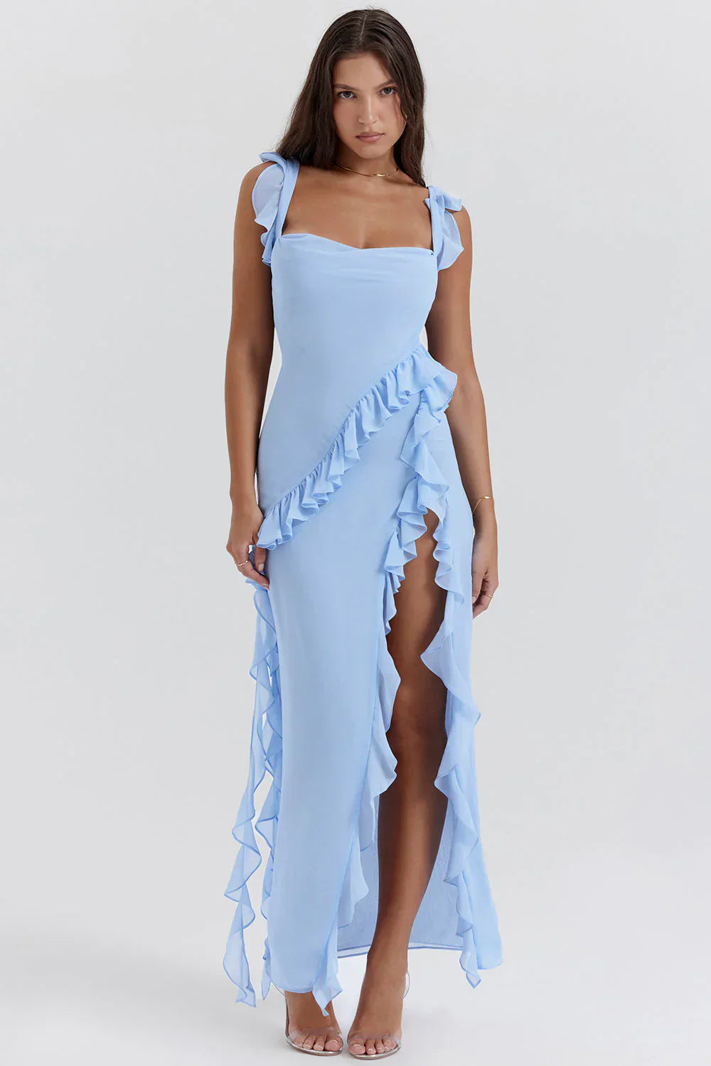 Femmes portant robe de soirée élégante pour l'automne, coupe fluide et confortable.