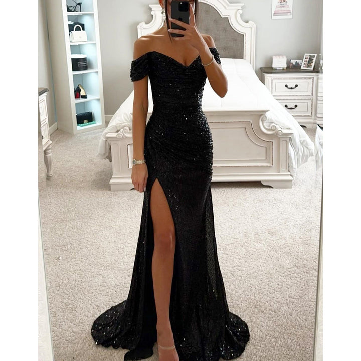 Robe de soirée femme glamour, longue et fendue, ornée de paillettes pour bal ou occasion spéciale.