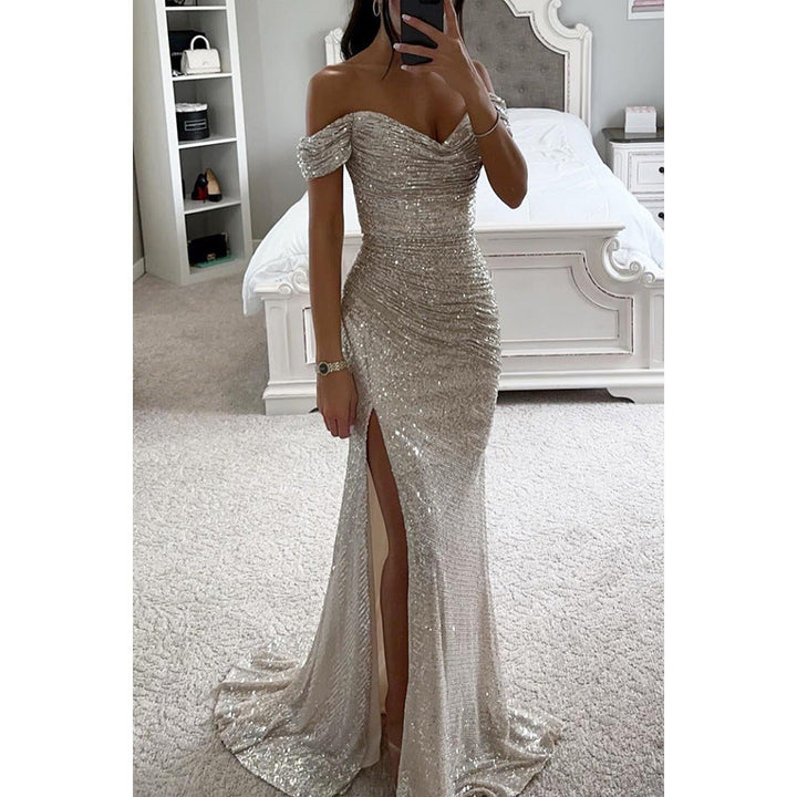 Élégante robe longue pailletée avec décolleté plongeant et fente audacieuse, parfaite pour invitée mariage.