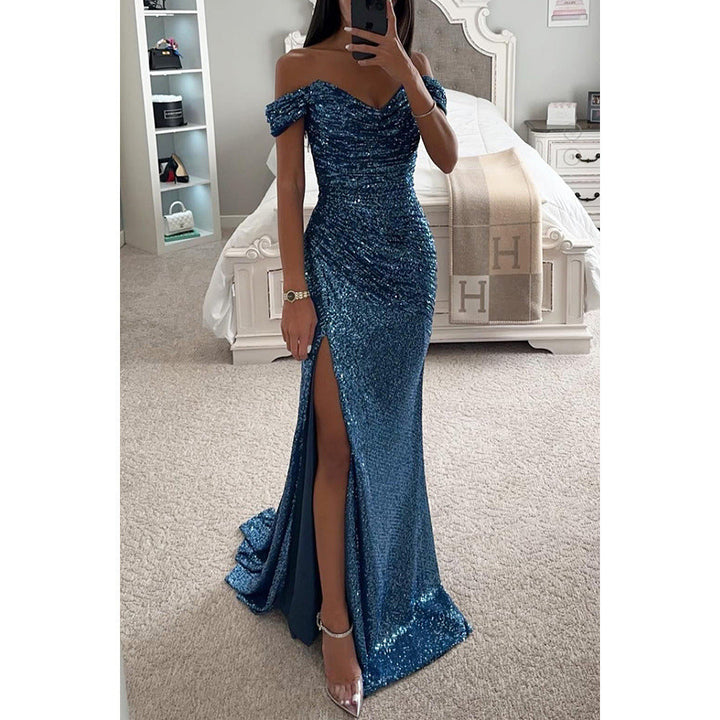 Magnifique robe de soirée pailletée, longue et décolletée, pour une cérémonie, un bal ou une fête chic.