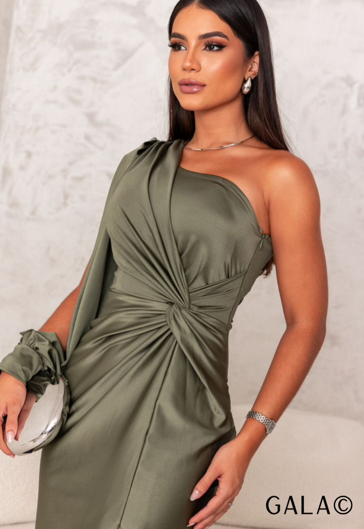 Robe plissée chic femme verte, une épaule. Design asymétrique tendance avec manches longues pour soirées élégantes.
