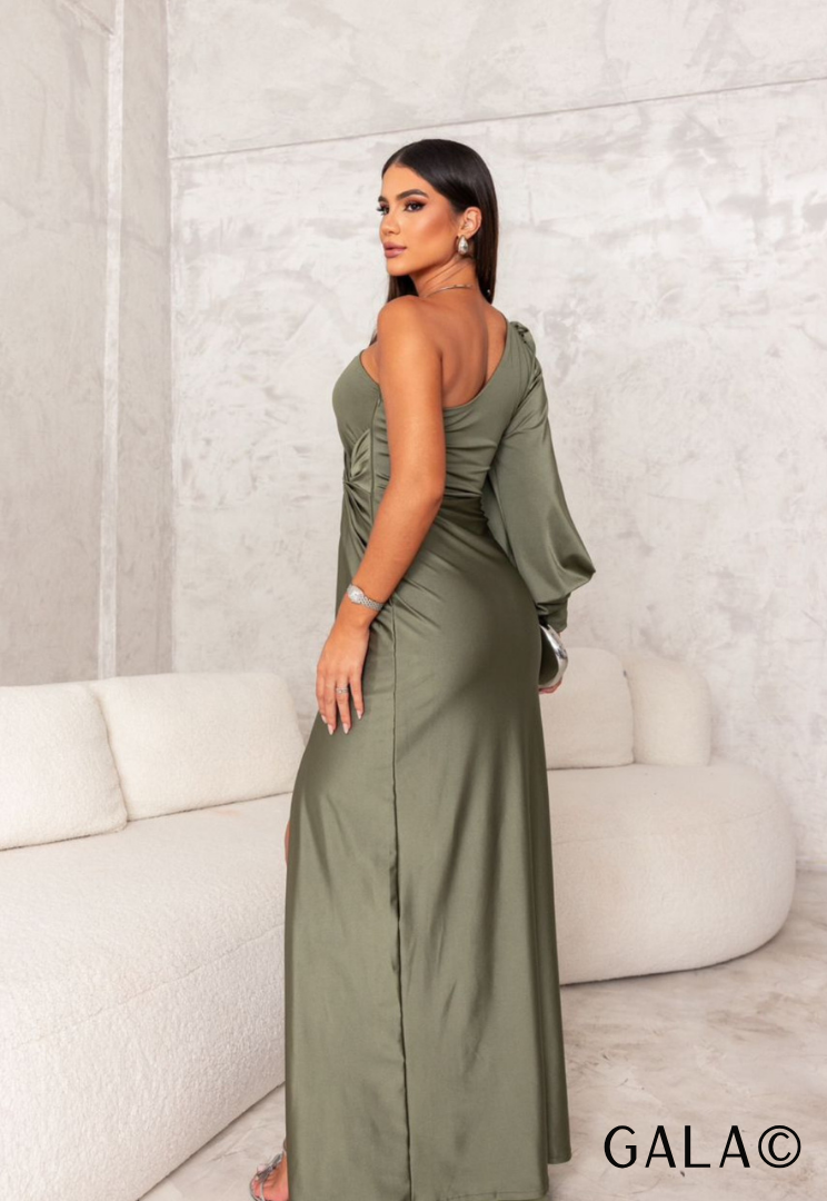 Superbe robe plissée femme verte style parisien, asymétrique à une épaule. Manches longues élégantes pour soirée chic.