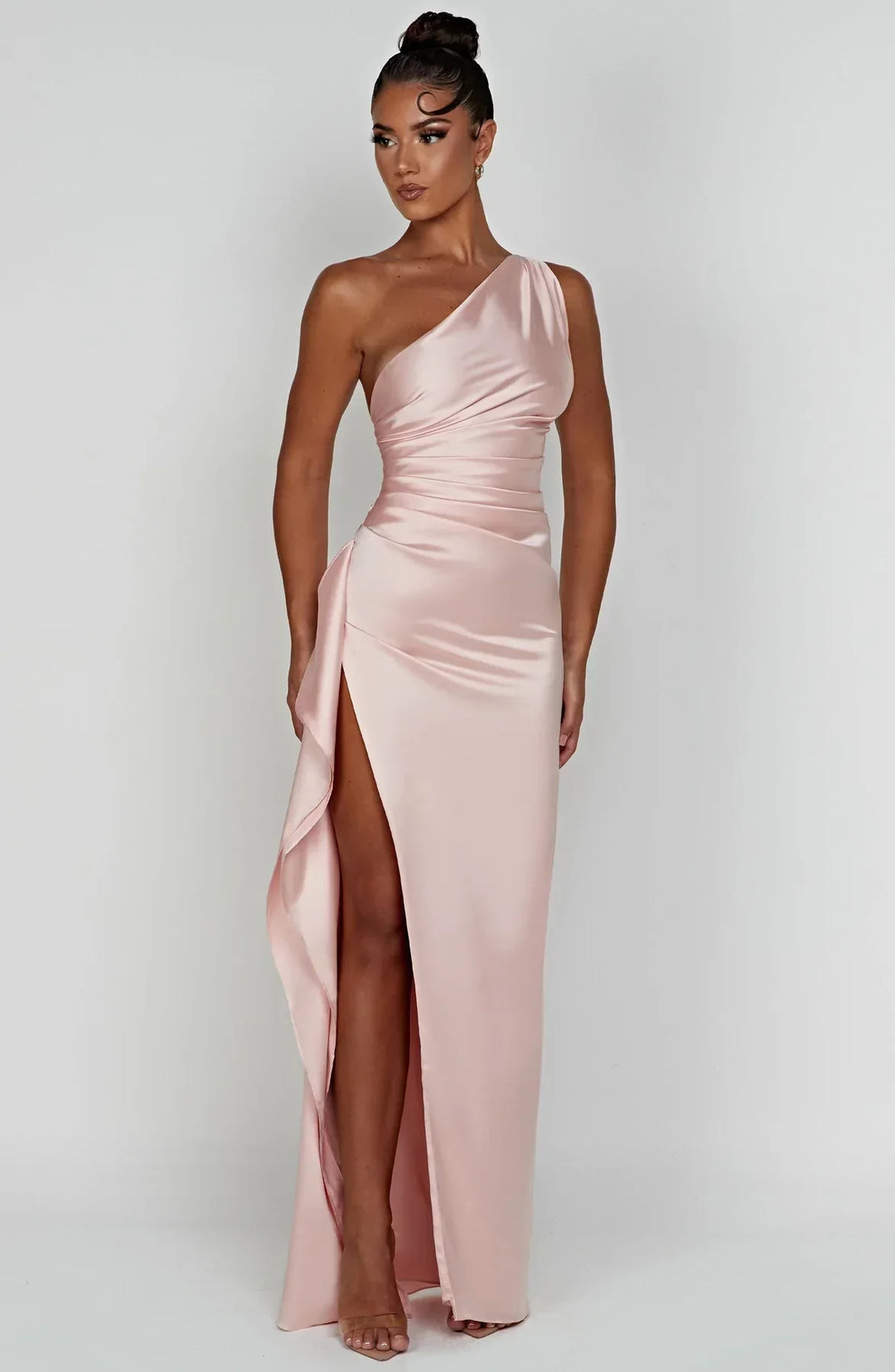 Robe de soirée élégante femme, coupe fendue et plissée, une épaule. Style chic.