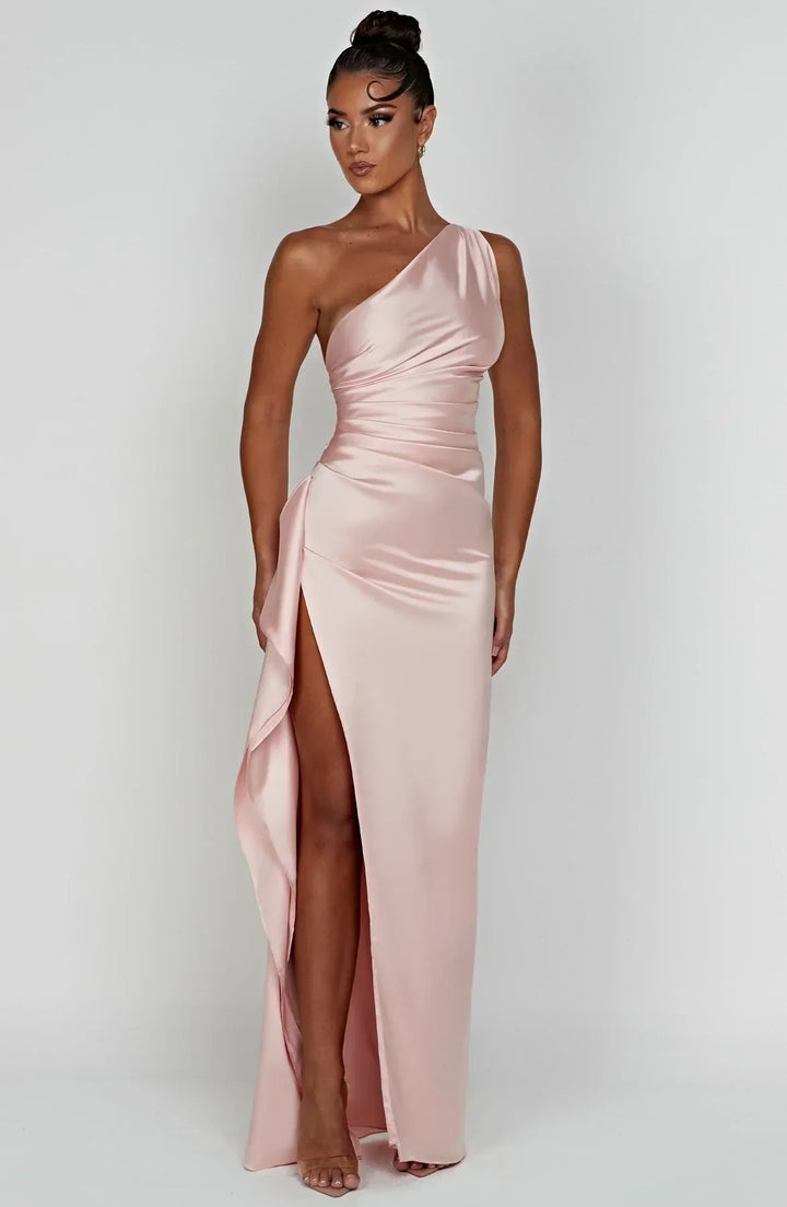 Robe de soirée élégante femme, coupe fendue et plissée, une épaule. Style chic.