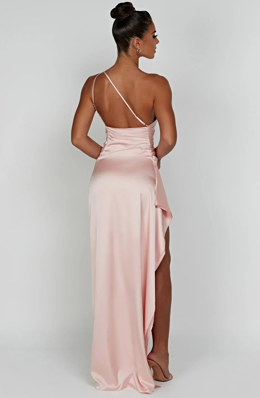 Robe beige chic pour femme, plissée et fendue. Design asymétrique à une épaule.