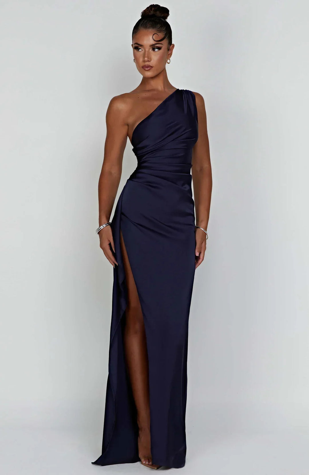 Robe longue de soirée noire, plissée, fendue. Asymétrique, une épaule. Chic femme.