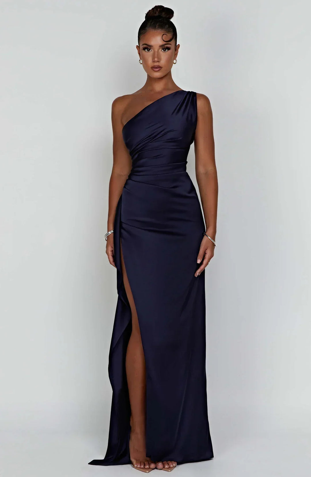 Robe noire de cocktail, plissée, fendue, épaule unique. Style chic et féminin.