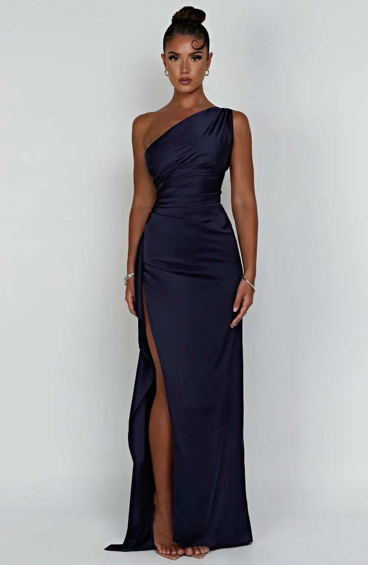 Robe noire de cocktail, plissée, fendue, épaule unique. Style chic et féminin.