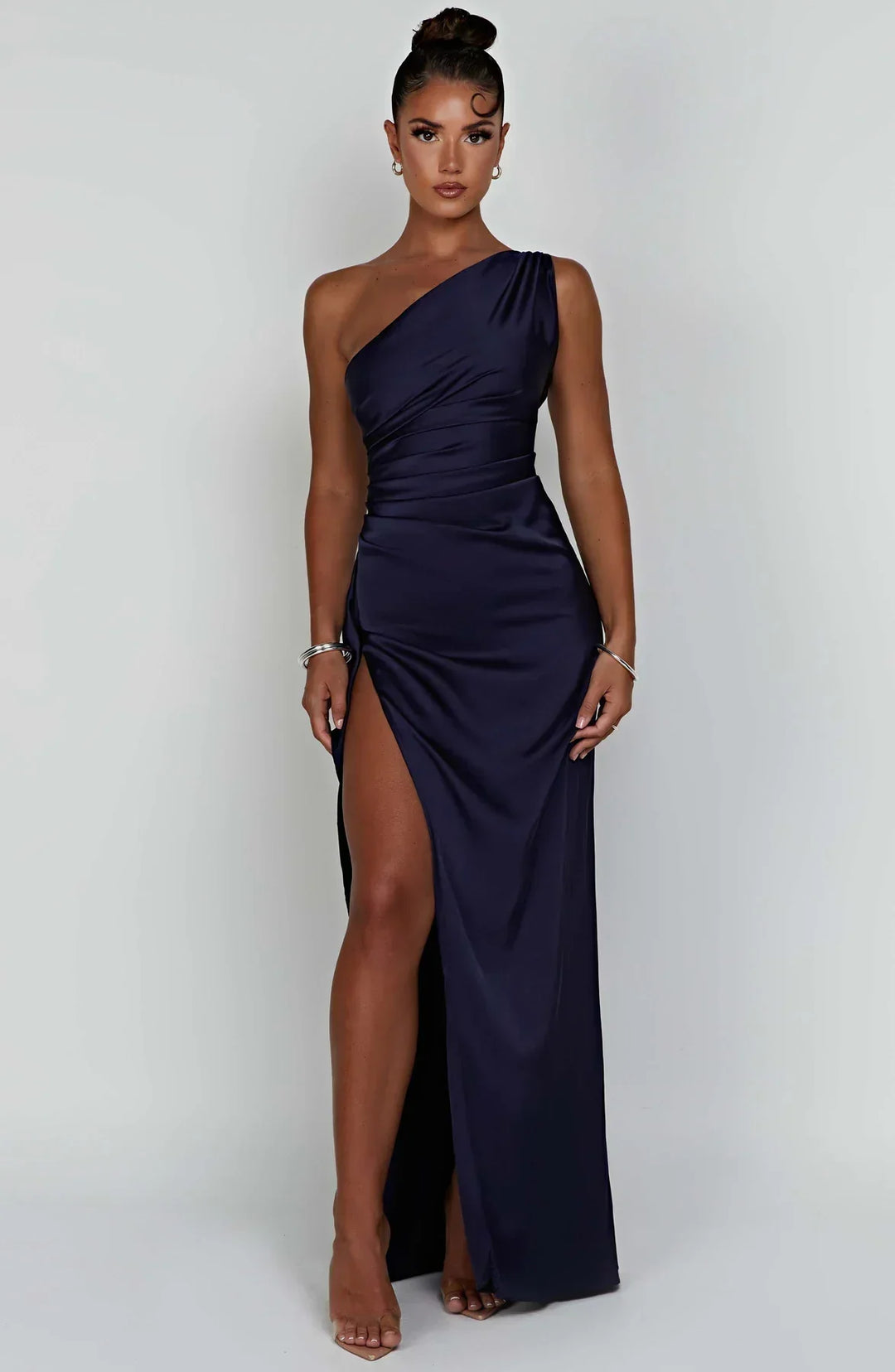 Robe beige asymétrique à une épaule, plissée et fendue. Idéale pour une soirée.