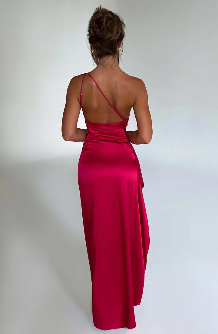 Robe de cocktail noire plissée avec fente, design asymétrique à une épaule. Chic.