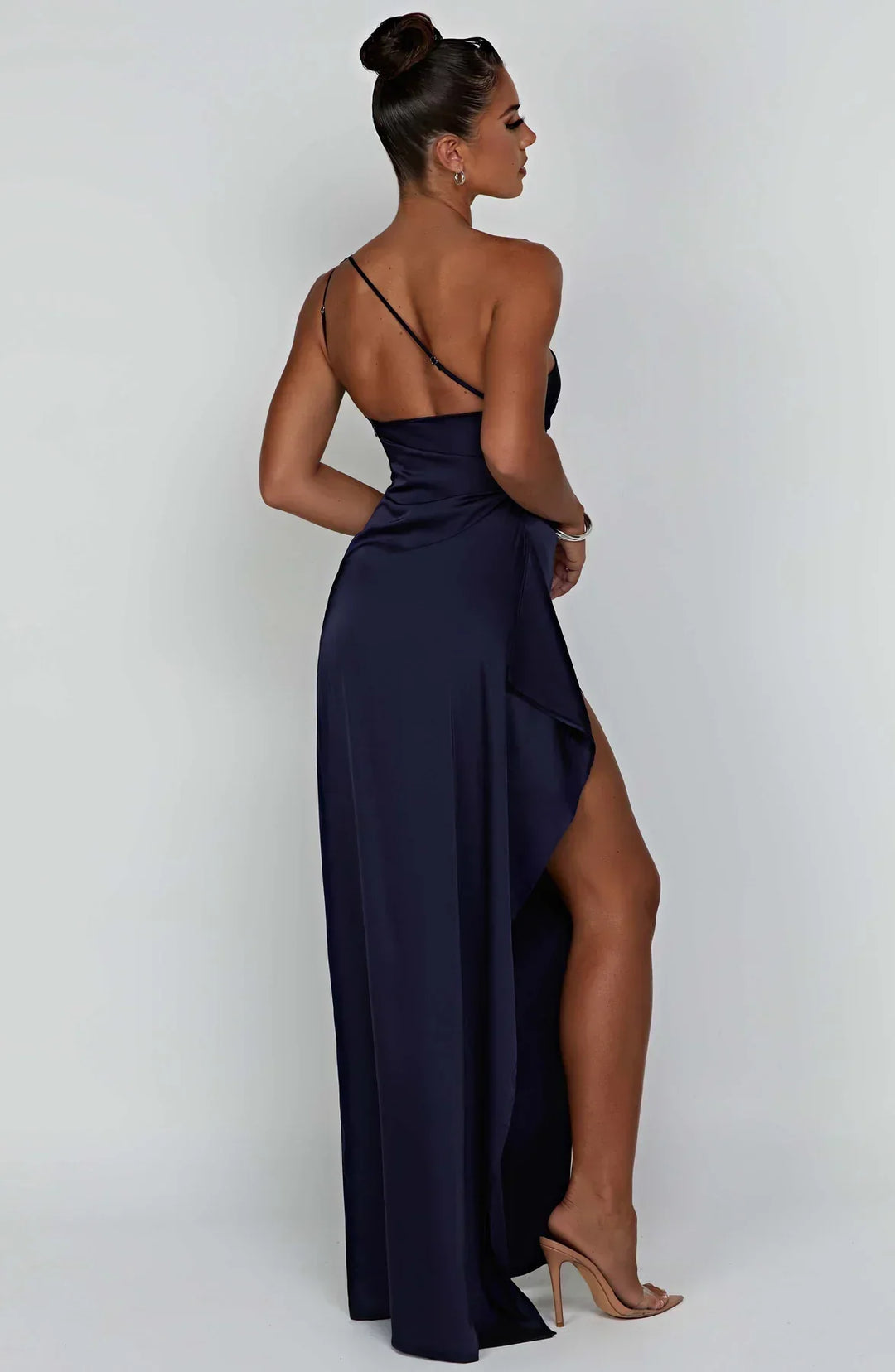 Robe de soirée rouge, plissée, fendue, asymétrique. Élégance chic pour femme.