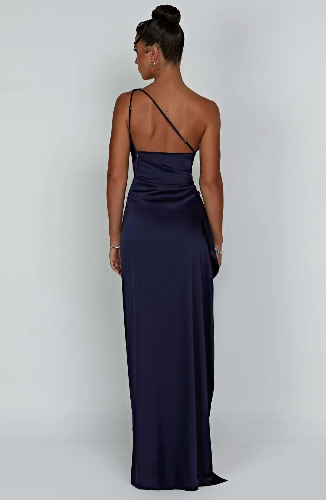 Robe noire élégante, plissée, fendue, une épaule. Pour cocktail et événements chics.