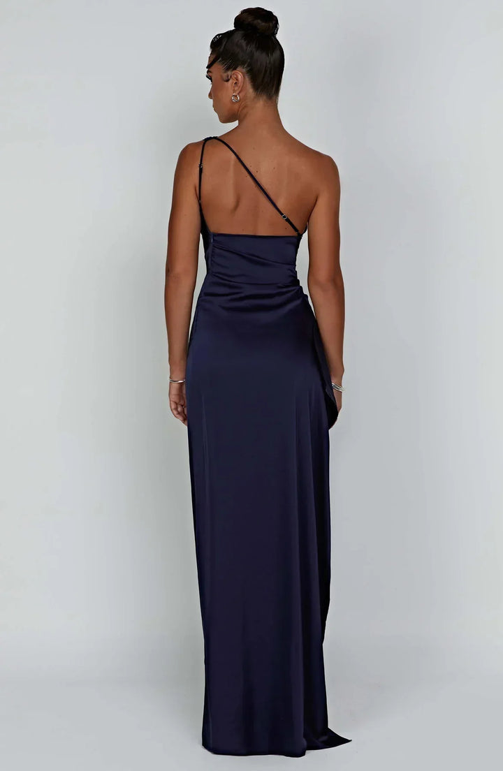 Robe noire élégante, plissée, fendue, une épaule. Pour cocktail et événements chics.