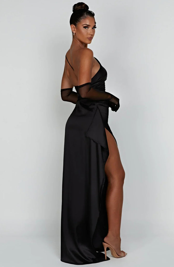 Robe de cocktail rouge plissée. Fendue, asymétrique à une épaule. Pour femme chic.