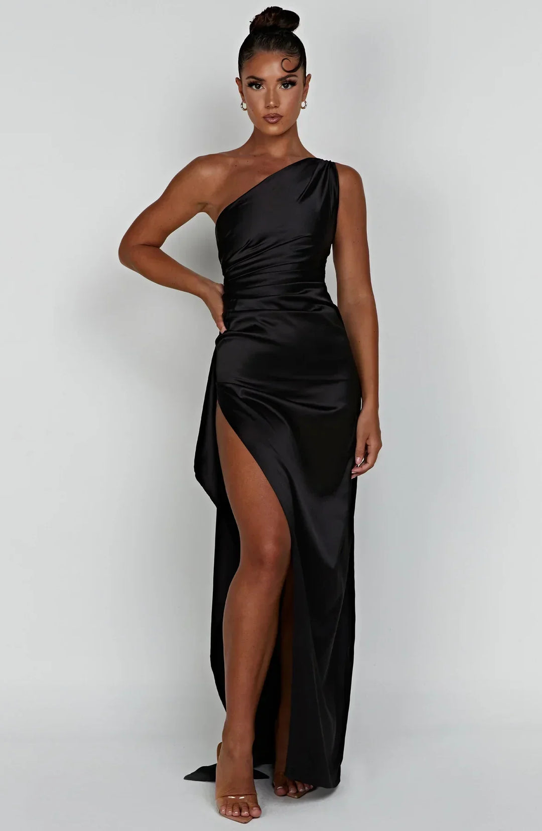 Robe beige plissée, fendue. Design une épaule asymétrique. Parfaite pour événement.