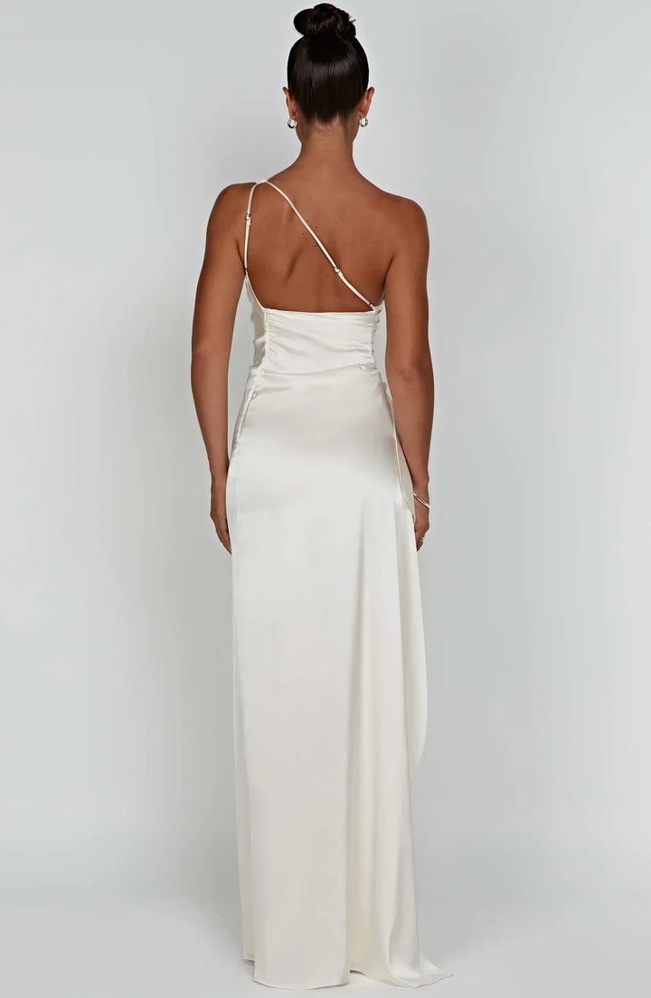 Robe de soirée rouge, plissée, fendue, épaule unique. Style asymétrique pour femme.