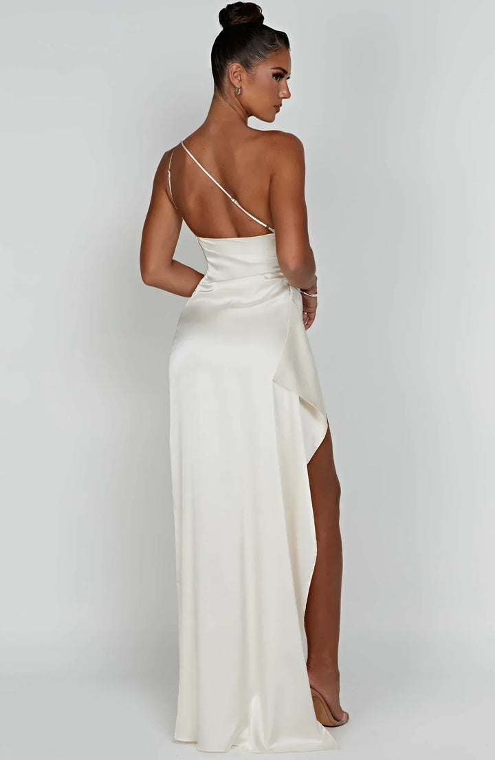 Robe beige plissée, fendue. Asymétrique une épaule. Parfaite pour toute occasion.