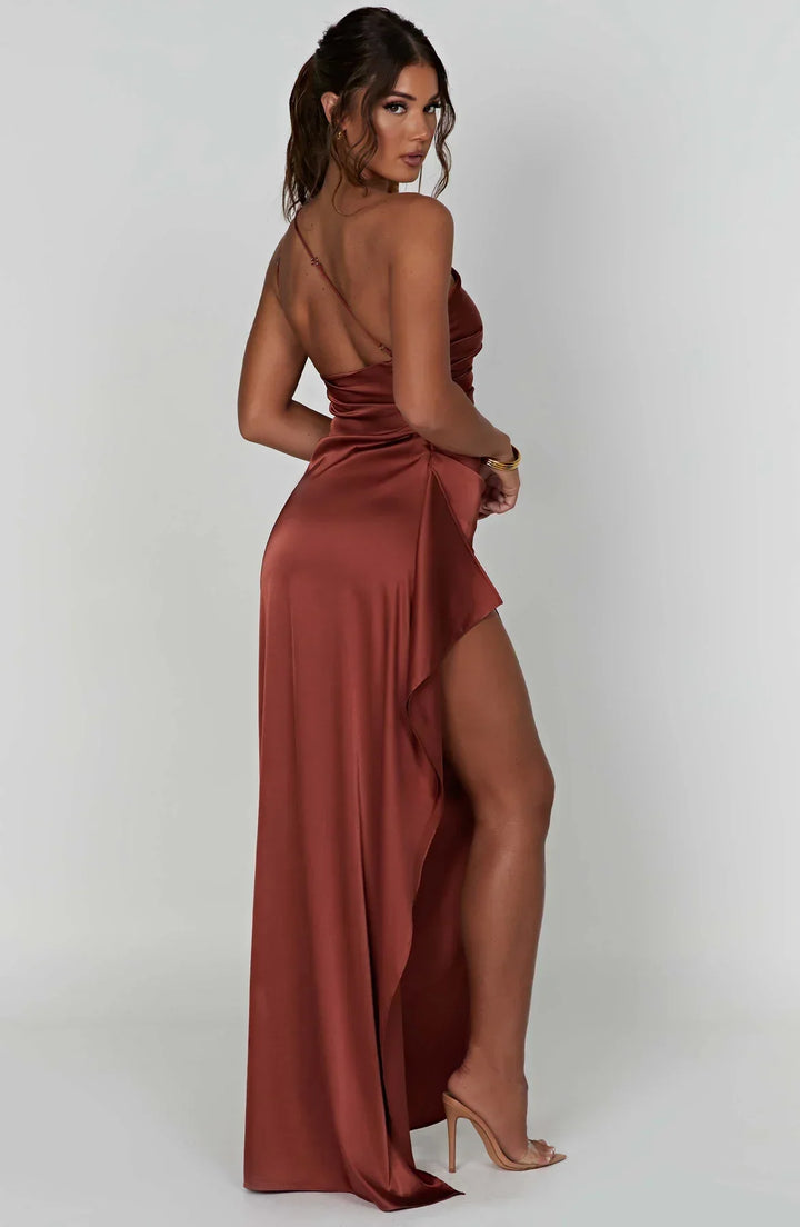 Robe noire élégante, plissée, fendue. Asymétrique une épaule. Pour cocktail femme.