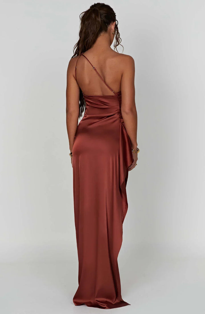Robe de cocktail rouge, plissée, fendue. Asymétrique une épaule. Chic pour femme.