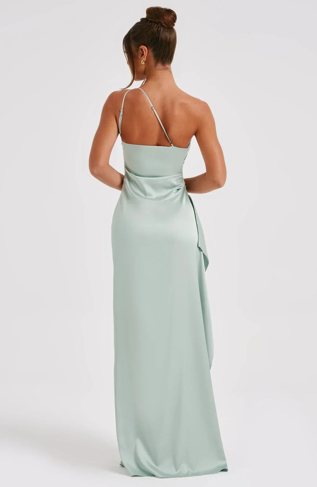 Robe beige plissée fendue, une épaule asymétrique. Élégance pour événement.