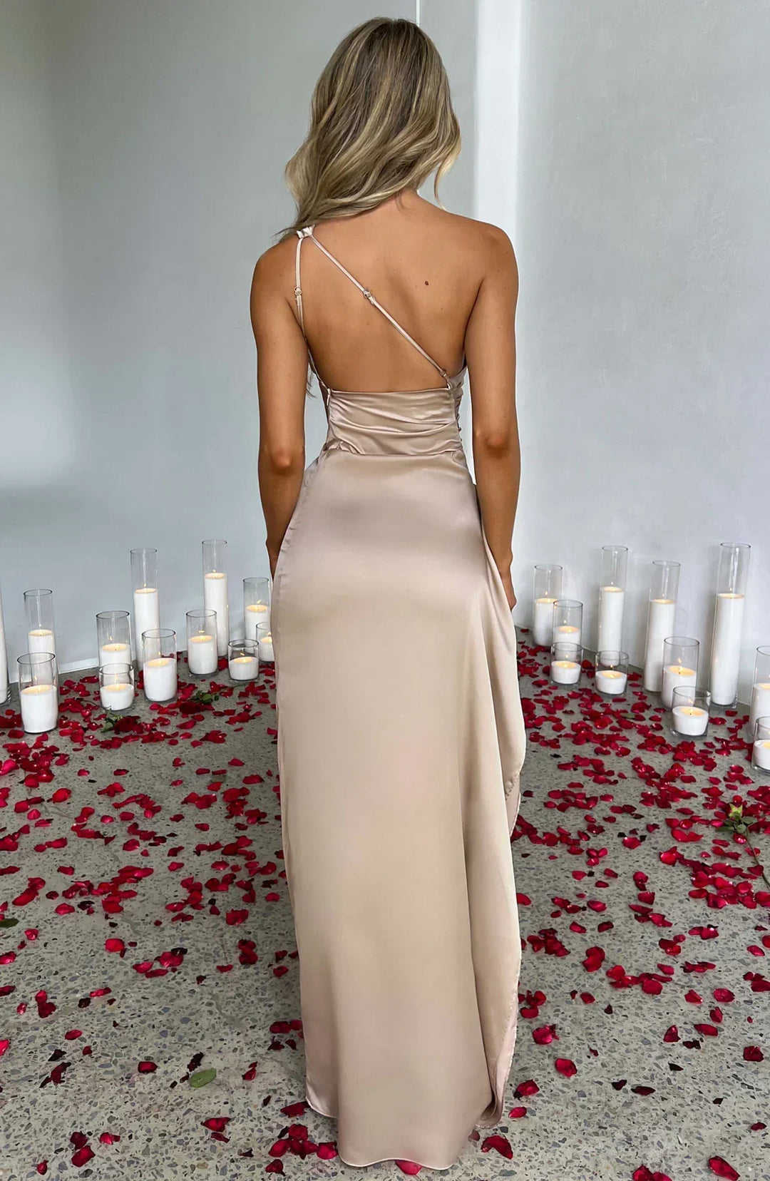 Robe de soirée chic pour femme, plissée, fendue, asymétrique. Parfaite cocktail.