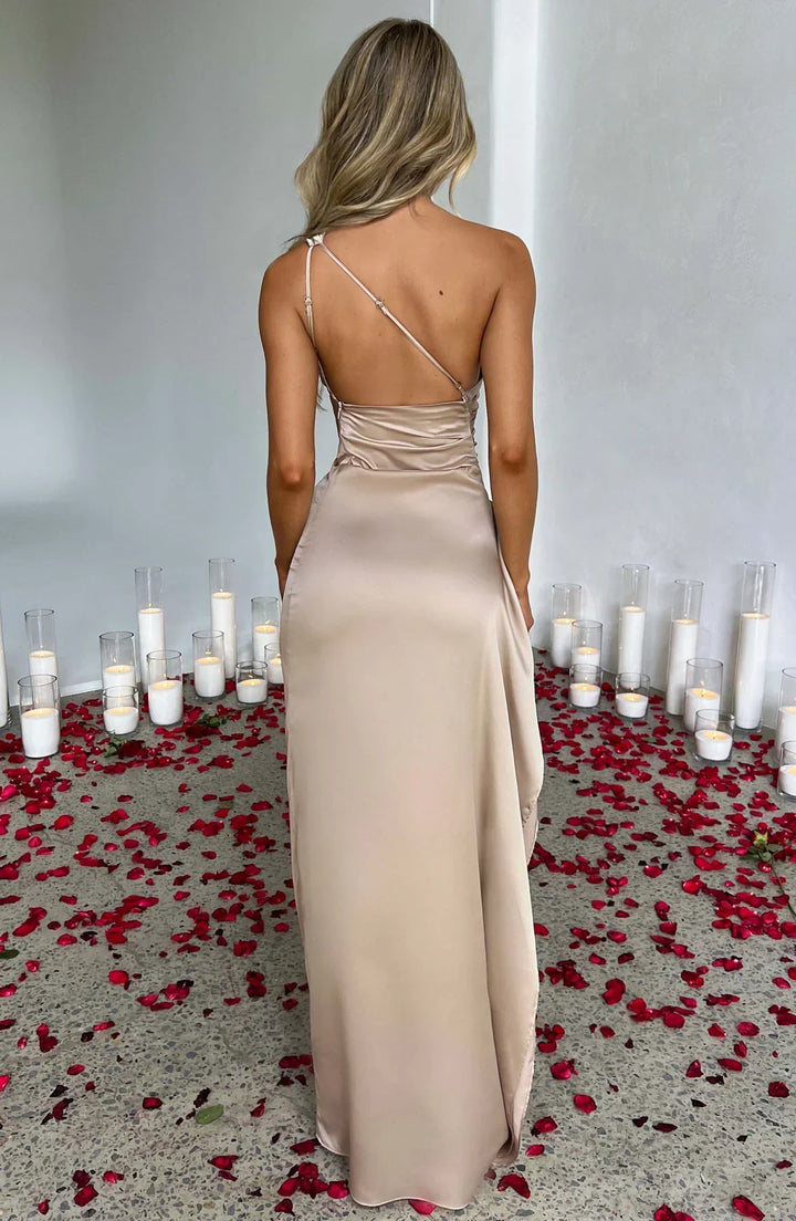 Robe de soirée chic pour femme, plissée, fendue, asymétrique. Parfaite cocktail.