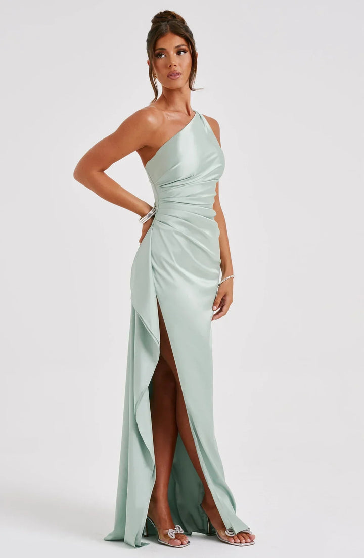 Robe noire élégante, plissée, fendue. Asymétrique à une épaule. Pour femme.