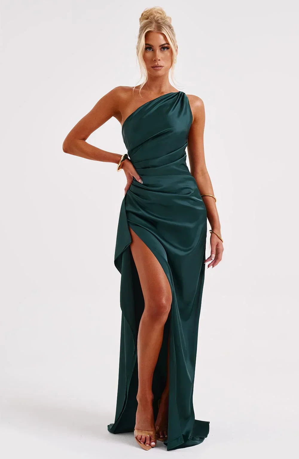 Robe rouge plissée fendue. Asymétrique à une épaule. Élégance pour femme.