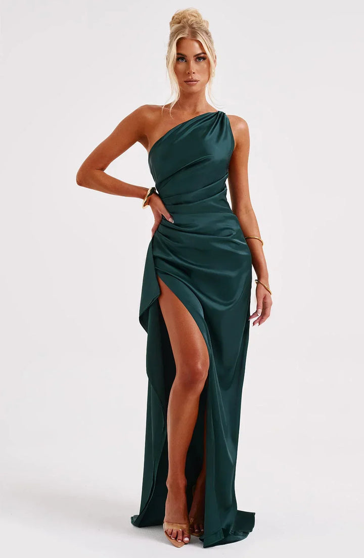 Robe rouge plissée fendue. Asymétrique à une épaule. Élégance pour femme.
