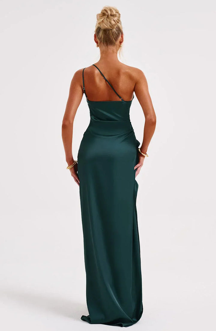 Robe noire de soirée, plissée, fendue. Asymétrique une épaule. Tenue élégante.