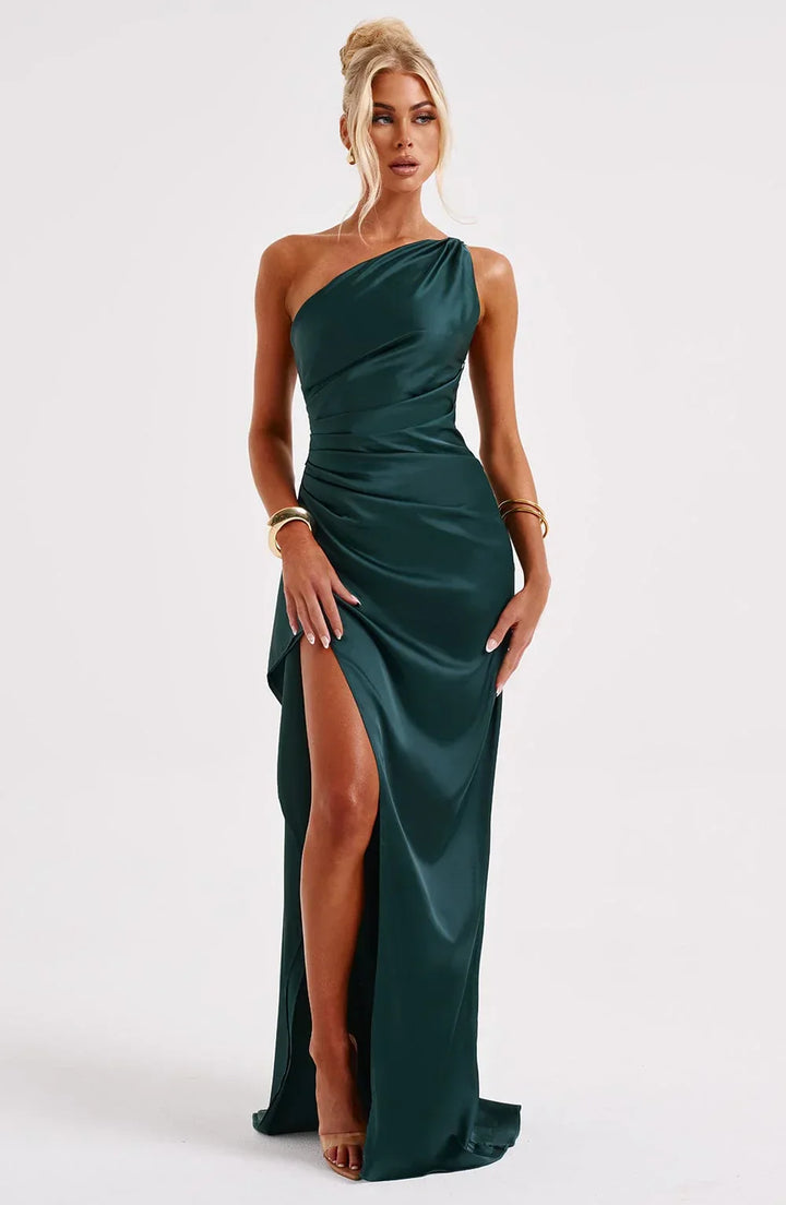 Robe de soirée noire, plissée, fendue. Asymétrique à une épaule. Chic féminin.