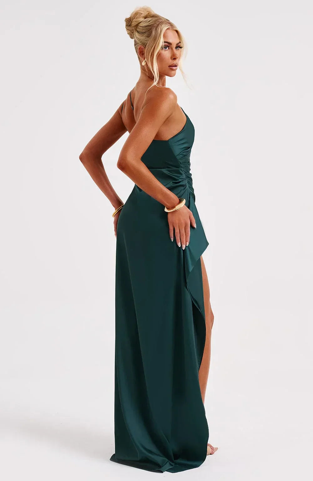 Robe rouge asymétrique, plissée, fendue. Une épaule. Pour femme, événement chic.