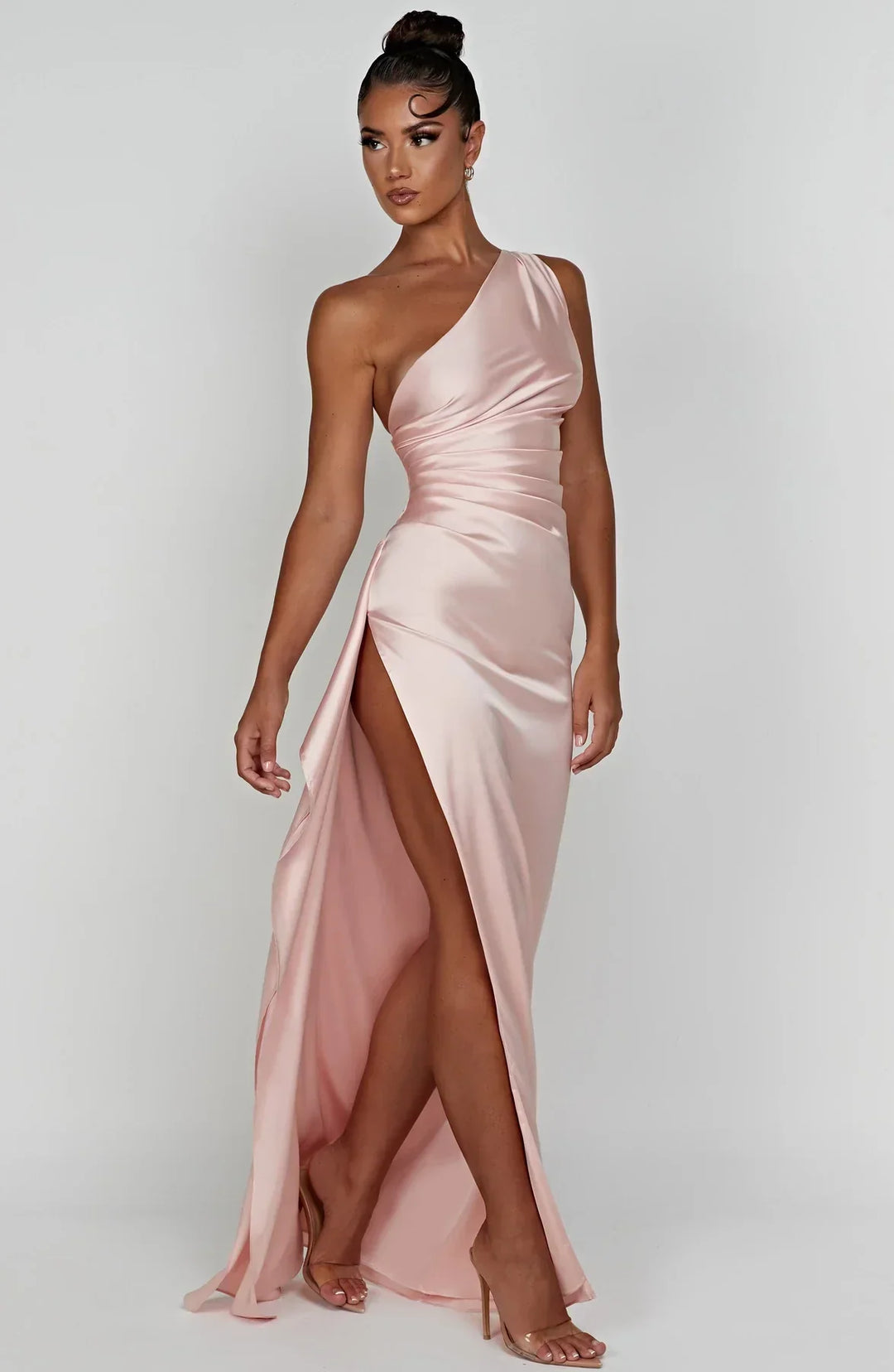 Robe de cocktail rouge, design plissé et fendue. Asymétrique à une épaule. Chic.