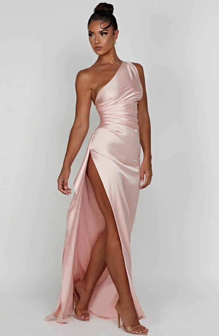 Robe de cocktail rouge, design plissé et fendue. Asymétrique à une épaule. Chic.