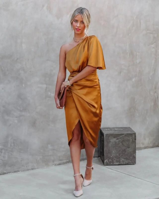 "Robe de soirée élégante Casiane avec dentelle délicate et broderie sophistiquée, coupe ajustée et drapé gracieux."