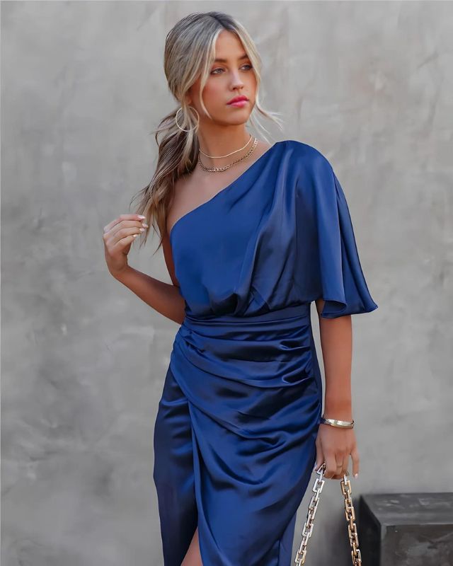 "Robe de soirée élégante Casiane avec dentelle délicate et broderie sophistiquée, coupe ajustée et drapé gracieux."