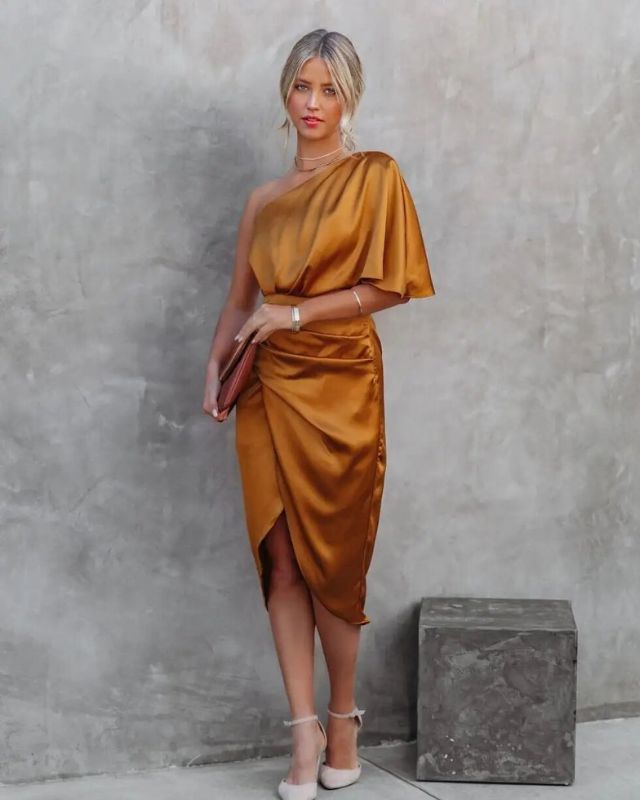 "Robe de soirée élégante Casiane avec dentelle délicate et broderie sophistiquée, coupe ajustée et drapé gracieux."