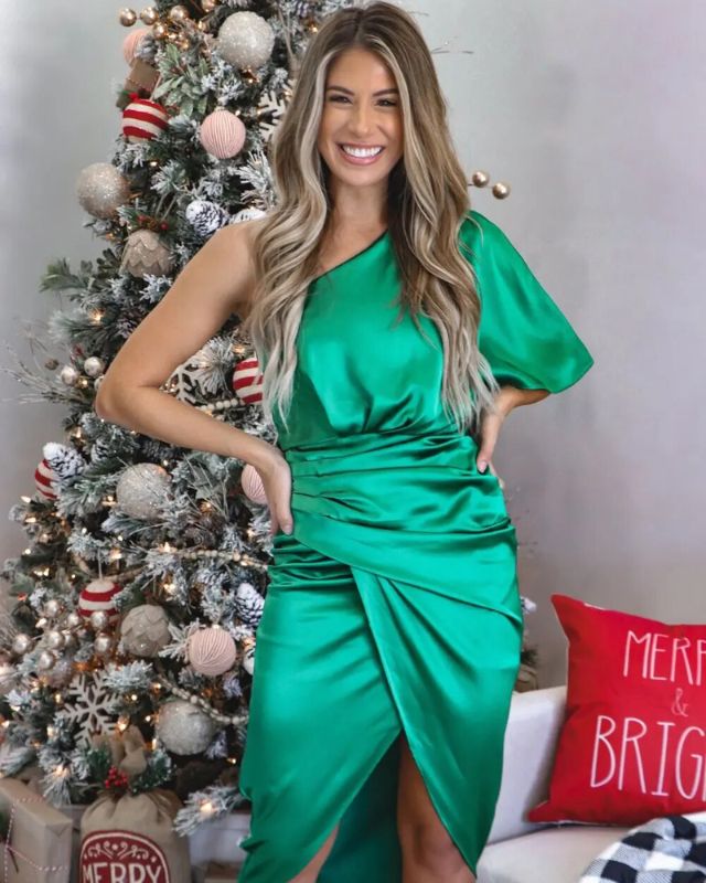 "Robe de soirée élégante Casiane avec dentelle délicate et broderie sophistiquée, coupe ajustée et drapé gracieux."