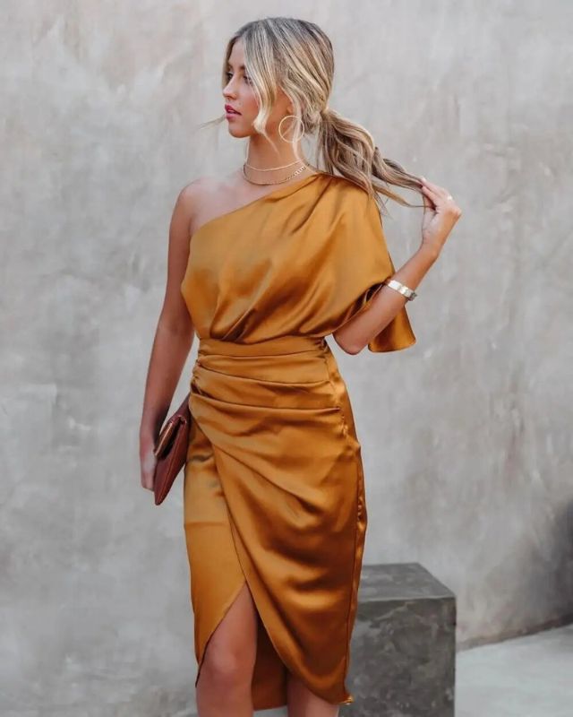 "Robe de soirée élégante Casiane avec dentelle délicate et broderie sophistiquée, coupe ajustée et drapé gracieux."