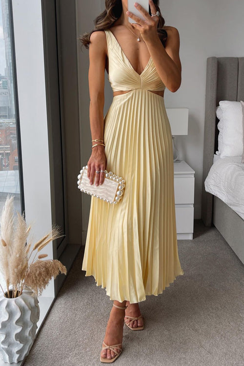 "Robe de soirée en satin plissé avec décolleté en V, disponible en plusieurs couleurs élégantes pour occasions spéciales."