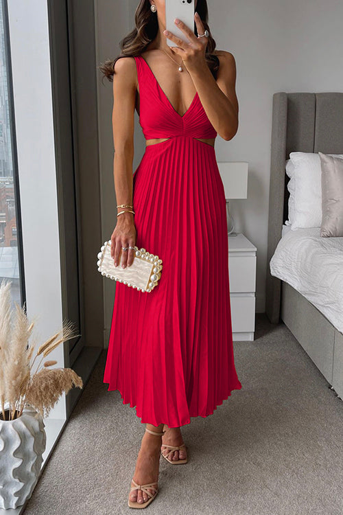 "Robe de soirée en satin plissé avec décolleté en V, disponible en plusieurs couleurs élégantes pour occasions spéciales."