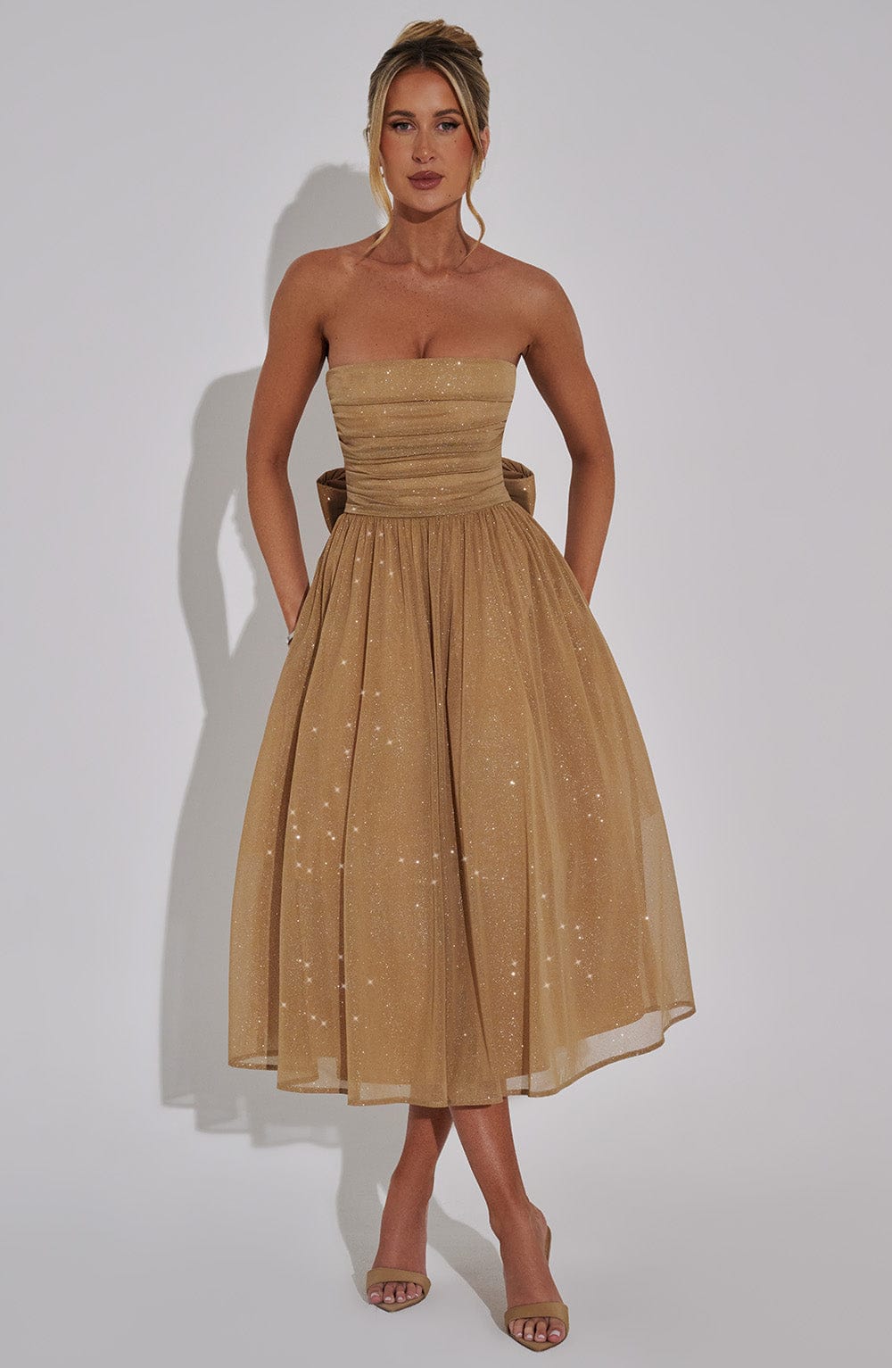 "Robe de soirée mi-longue dorée et noire sans bretelles pour femme, coupe cintrée et ornée de scintillements, allure élégante