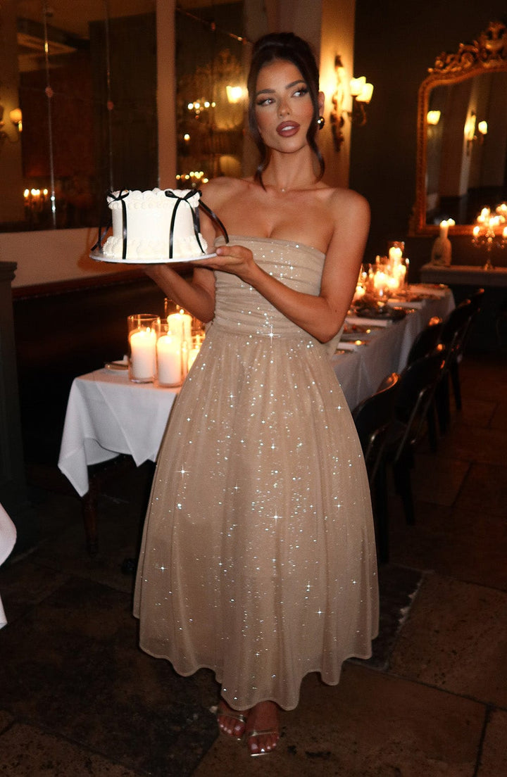 "Robe de soirée mi-longue dorée et noire sans bretelles pour femme, coupe cintrée et ornée de scintillements, allure élégante