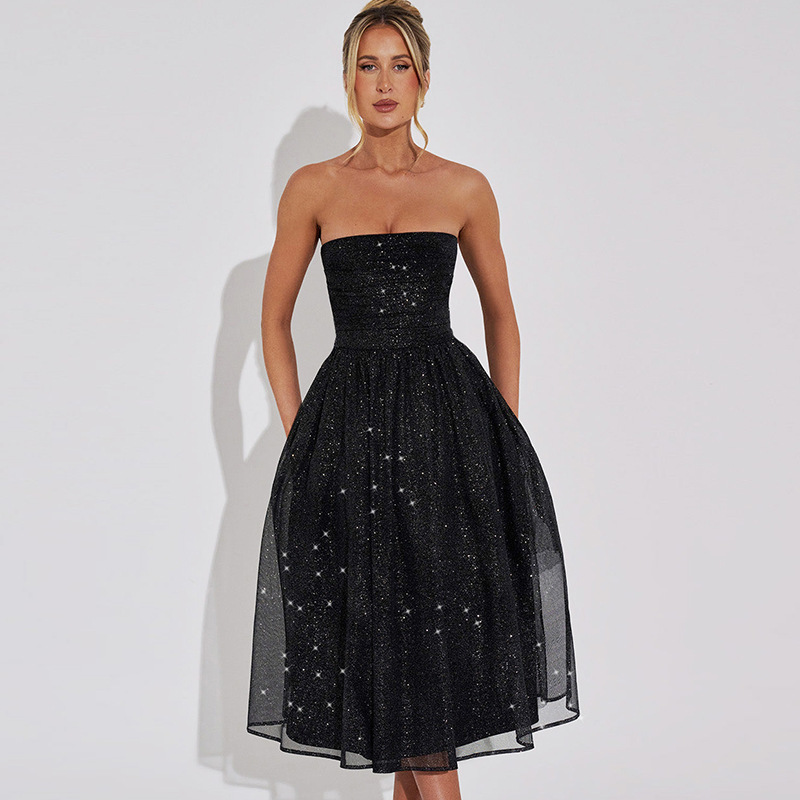 "Robe de soirée mi-longue dorée et noire sans bretelles pour femme, coupe cintrée et ornée de scintillements, allure élégante