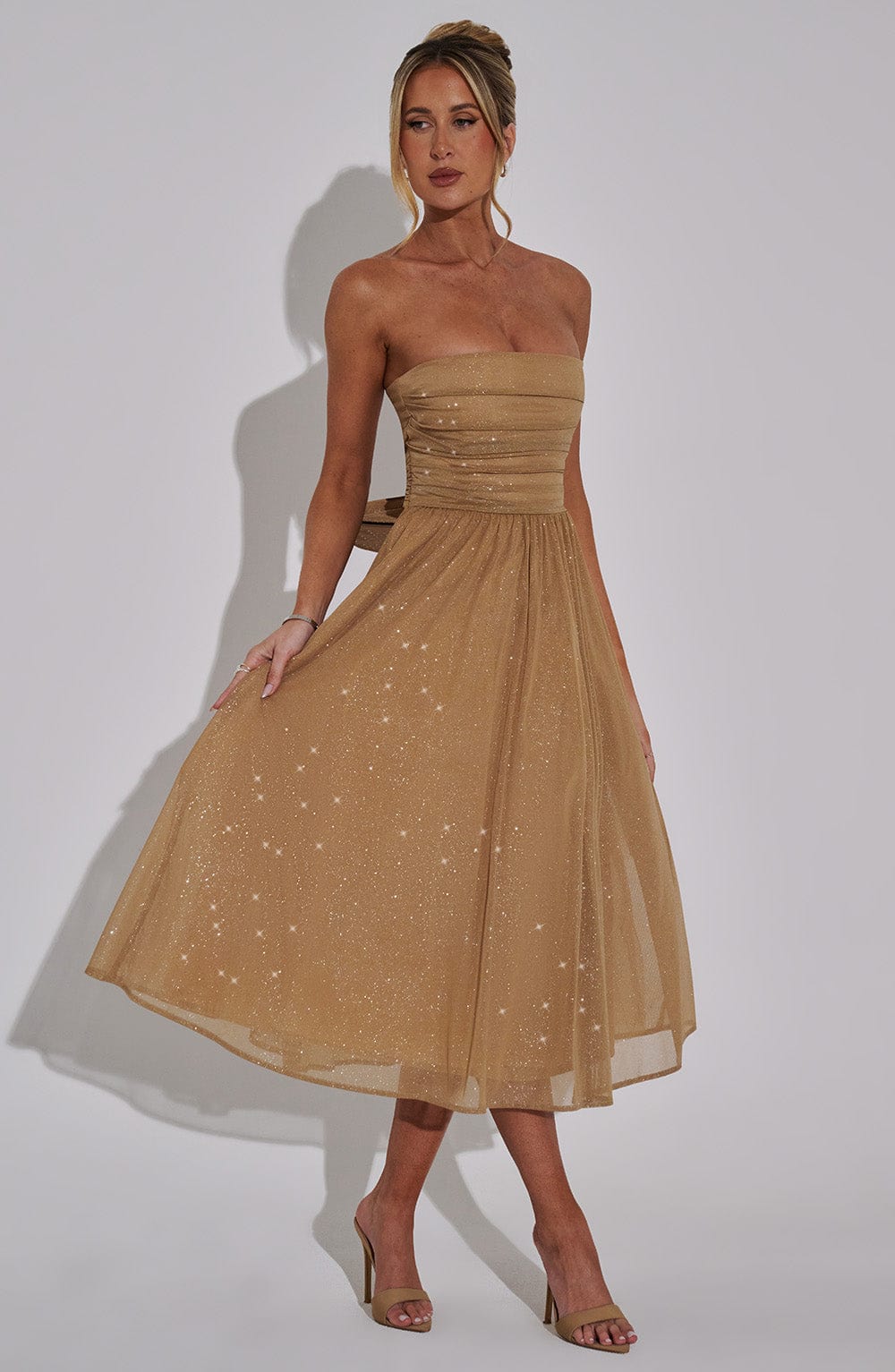 "Robe de soirée mi-longue dorée et noire sans bretelles pour femme, coupe cintrée et ornée de scintillements, allure élégante