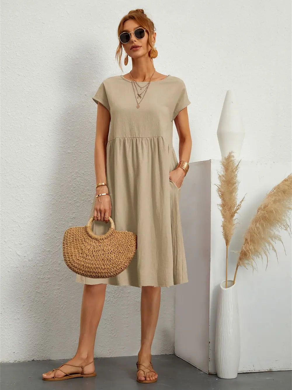 "Robe décontractée Lise, chic avec poches, style moderne en marine vibrant, idéale pour un look quotidien raffiné."