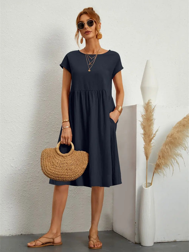 "Robe décontractée Lise, chic avec poches, style moderne en marine vibrant, idéale pour un look quotidien raffiné."